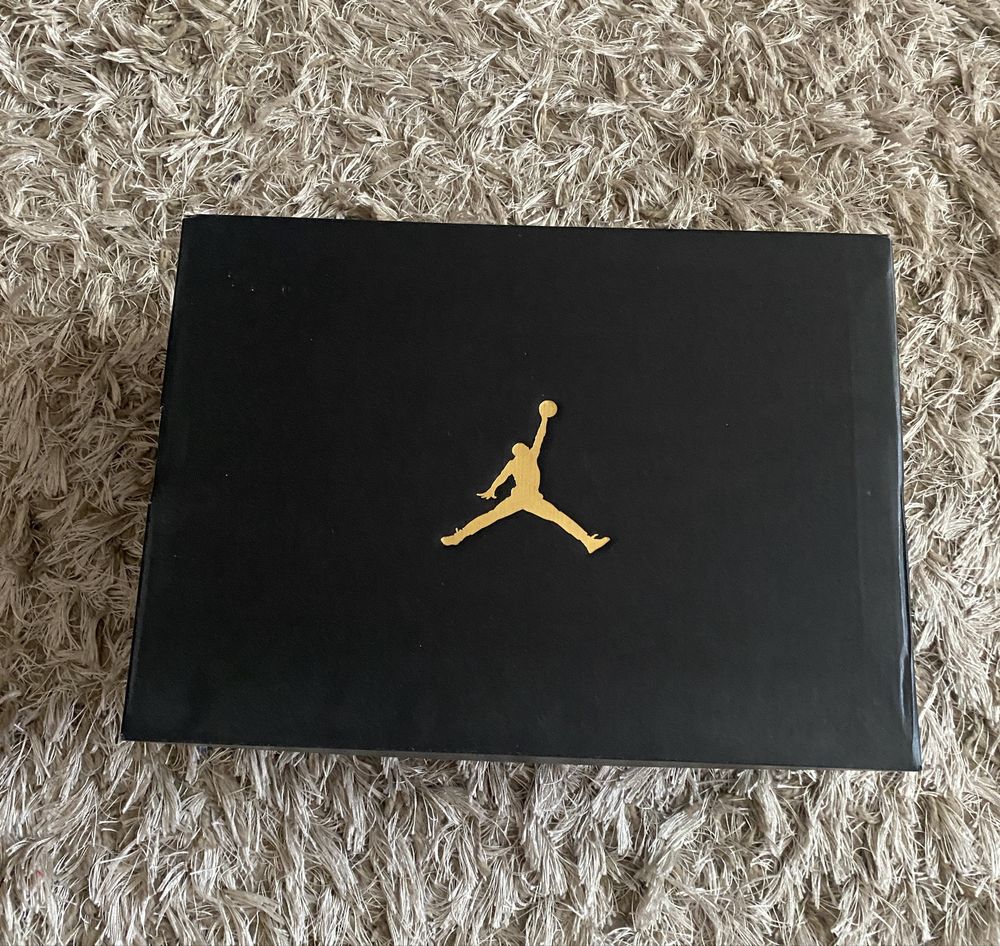 Adidași Jordan 1 Mid