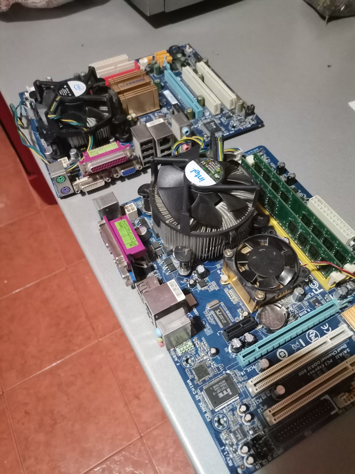 Placa de baza cu procesor