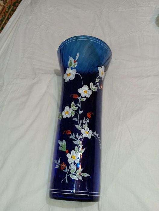 Продается ваза из синего стекла расписанная вручную.47 см высотой