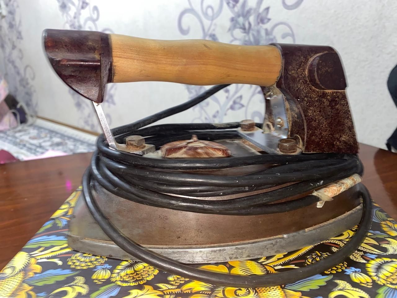 Утюг старинный, тяжёлый.