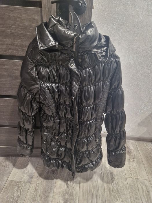 Отдам женский зимний пуховик,жилетку