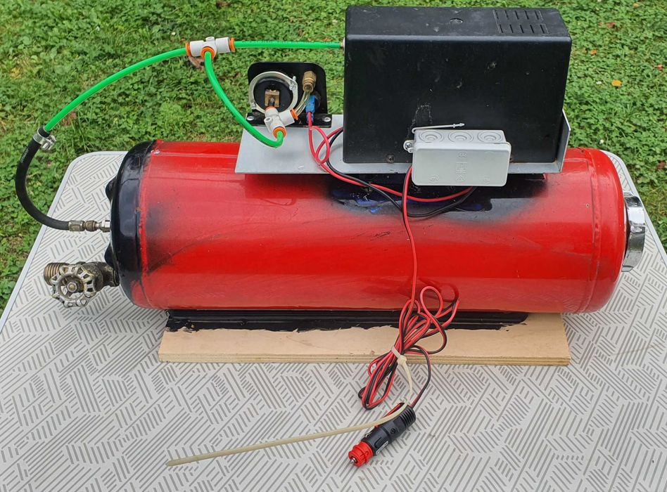Compresor pe 12 V si butelie mare (cca 50 cm lungime) import Germania