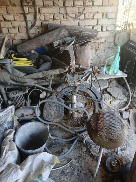 Подават се мотори ява на снимката. Моторите са ява и симсон.