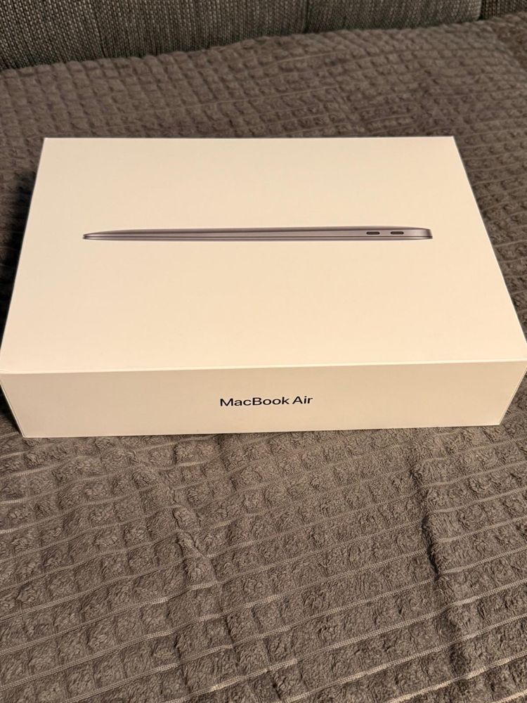 MacBook Air 13.3 inch, 8gb RAM, 256gb SSD.