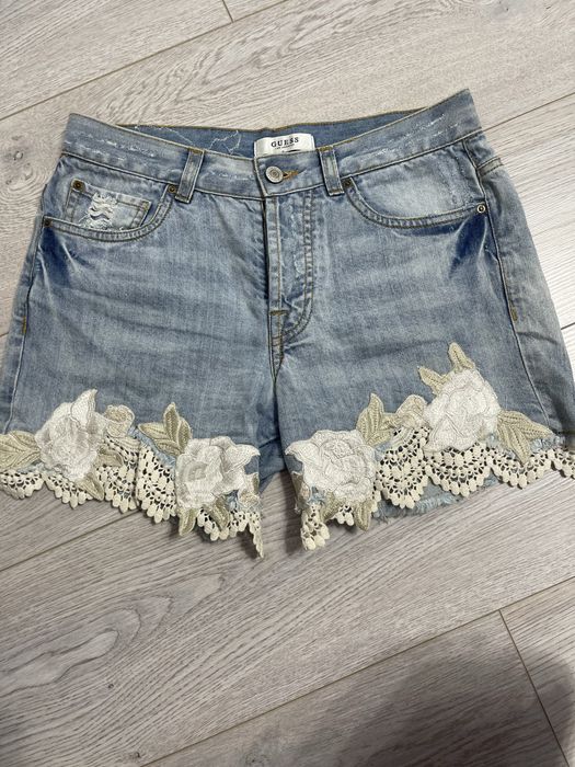 Poseta Guess impecabila si pantaloni scurti