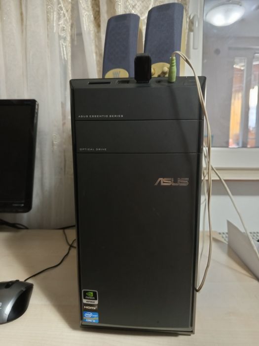 PC complet cu monitor BENQ, tastatura razer și boxe-ideal office