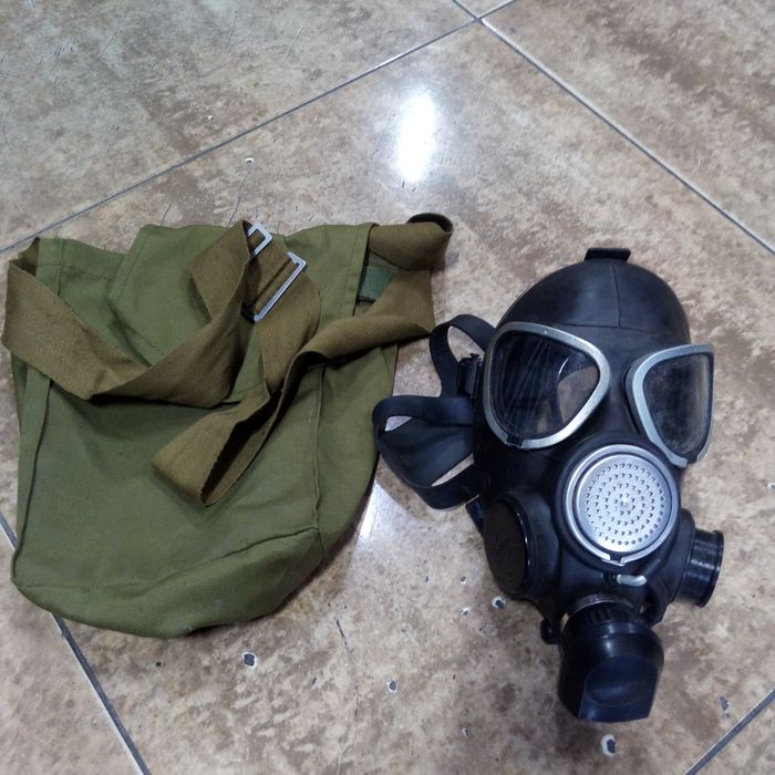 Противогаз в комплекте с сумкой