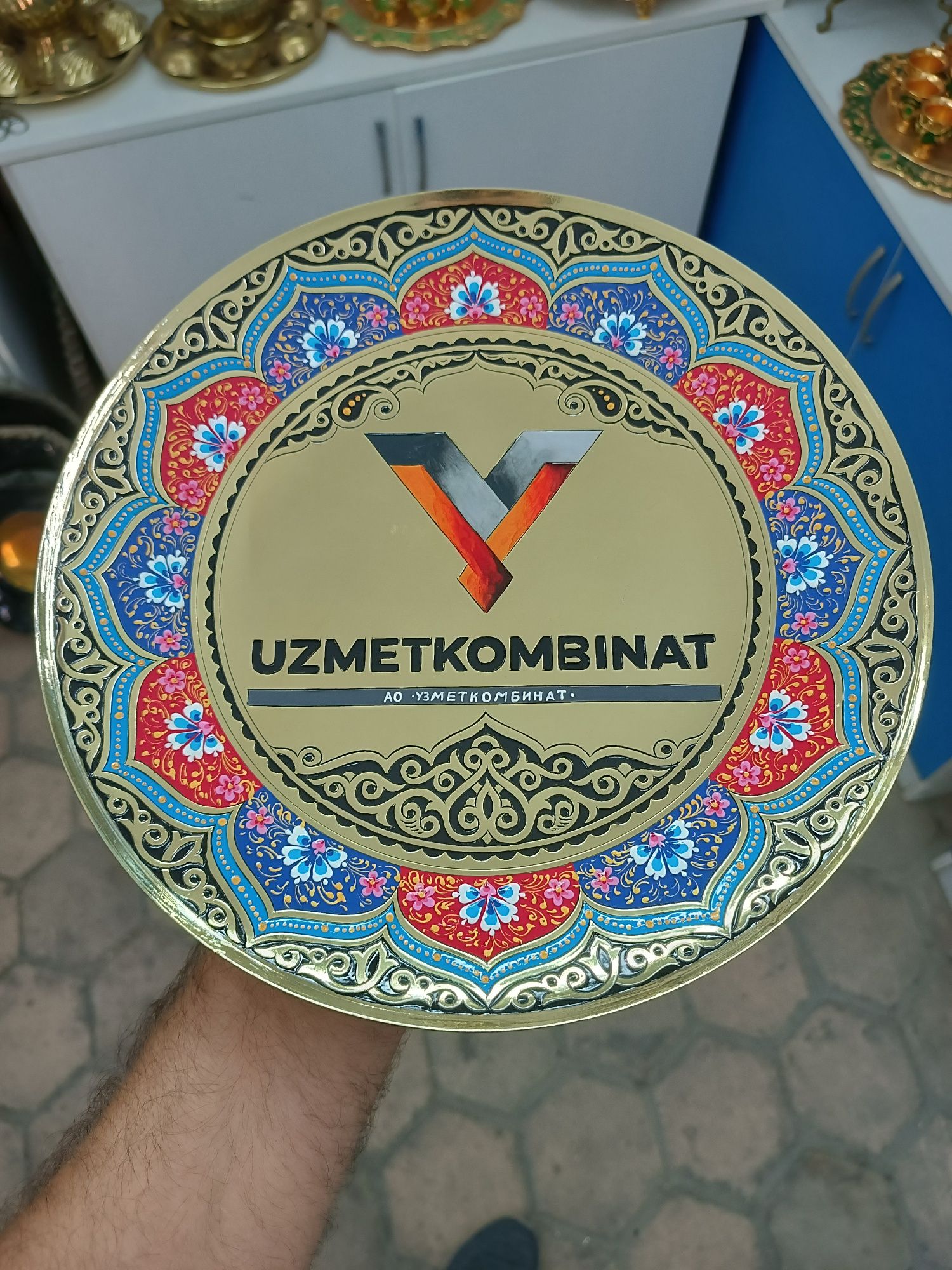 Декоративные чеканные тарелка