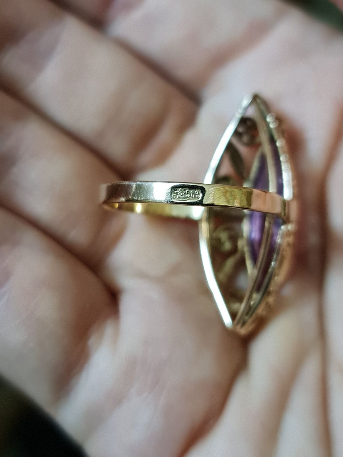 Золотое кольцо с александритом 583 пробы. Золотой перстень.