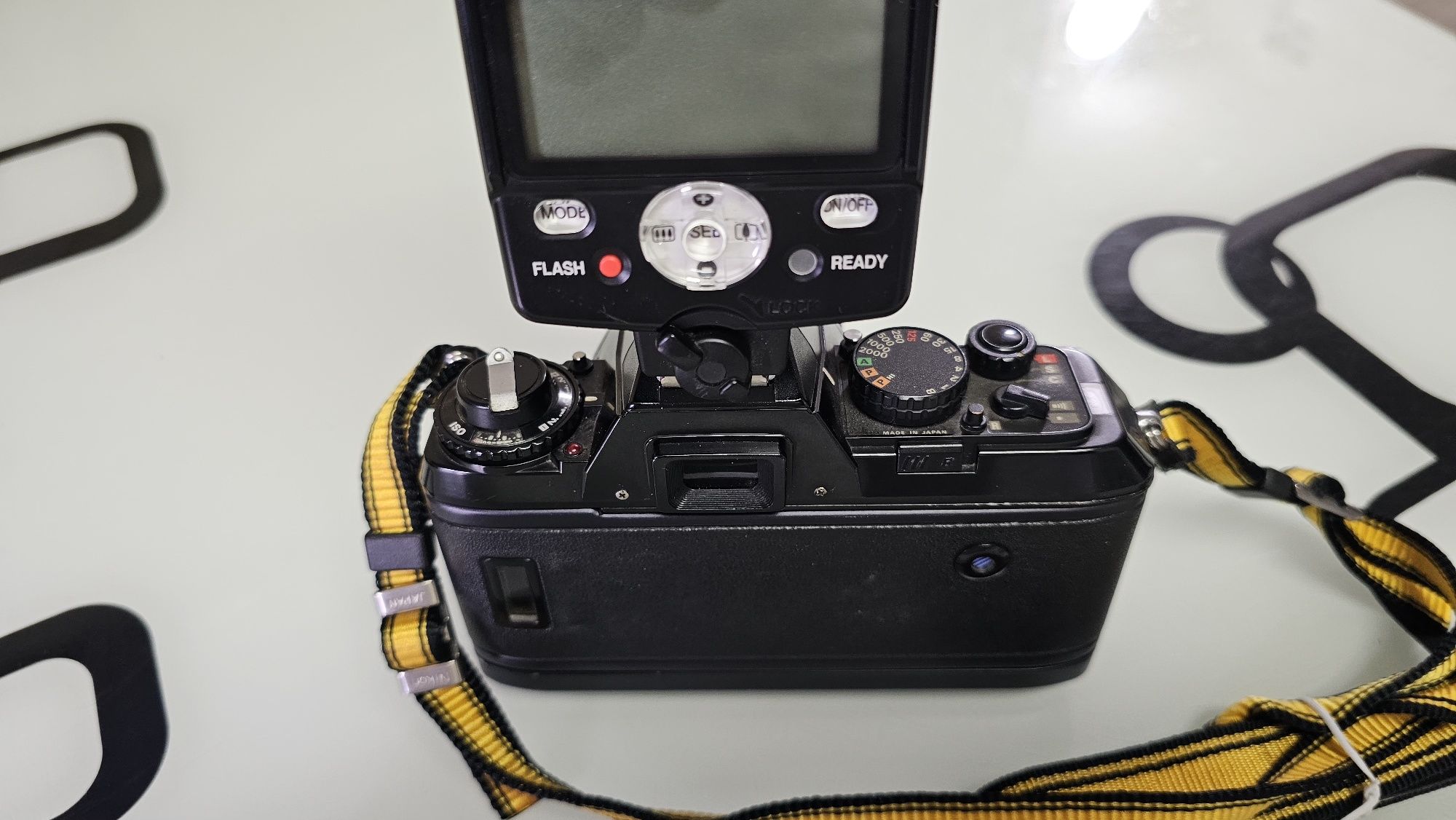 Kit ap film Nikon  F-301 + obiectiv Nikon Ai-S NIKKOR 35mm f/2 + blitz