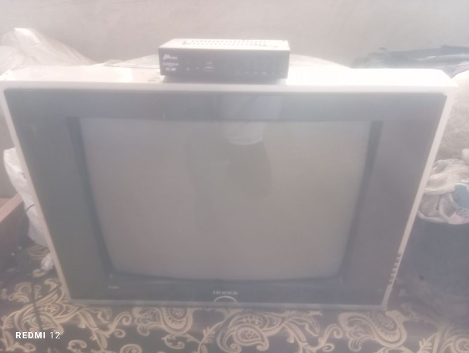 Televizor ishledi tuneli bilan birga beriladi