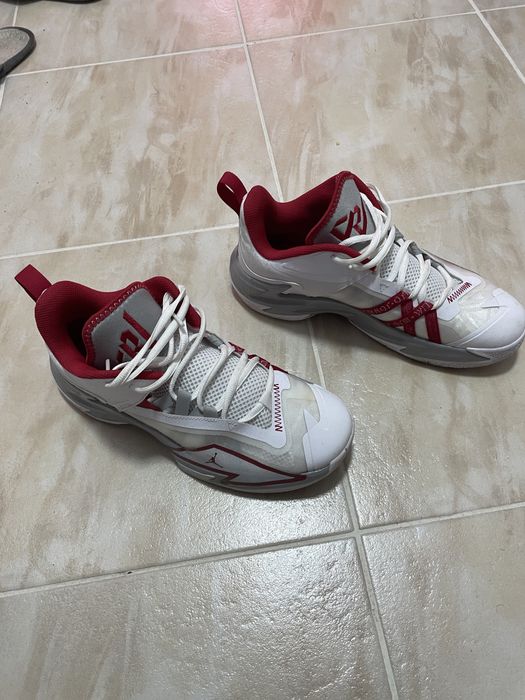 Adidasi jordan aproape noi