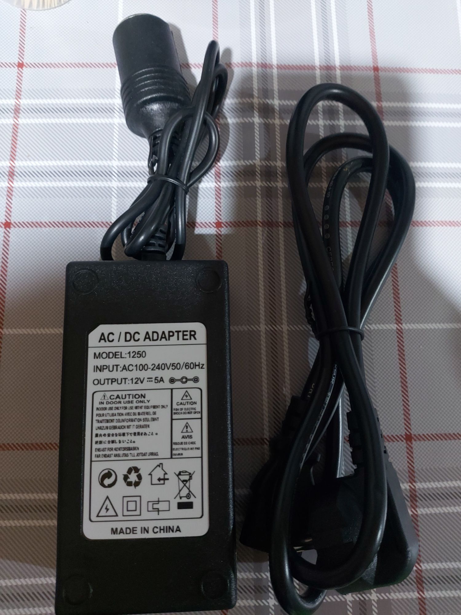 Adaptor de la 220 v la 12 volti tip bricheta auto