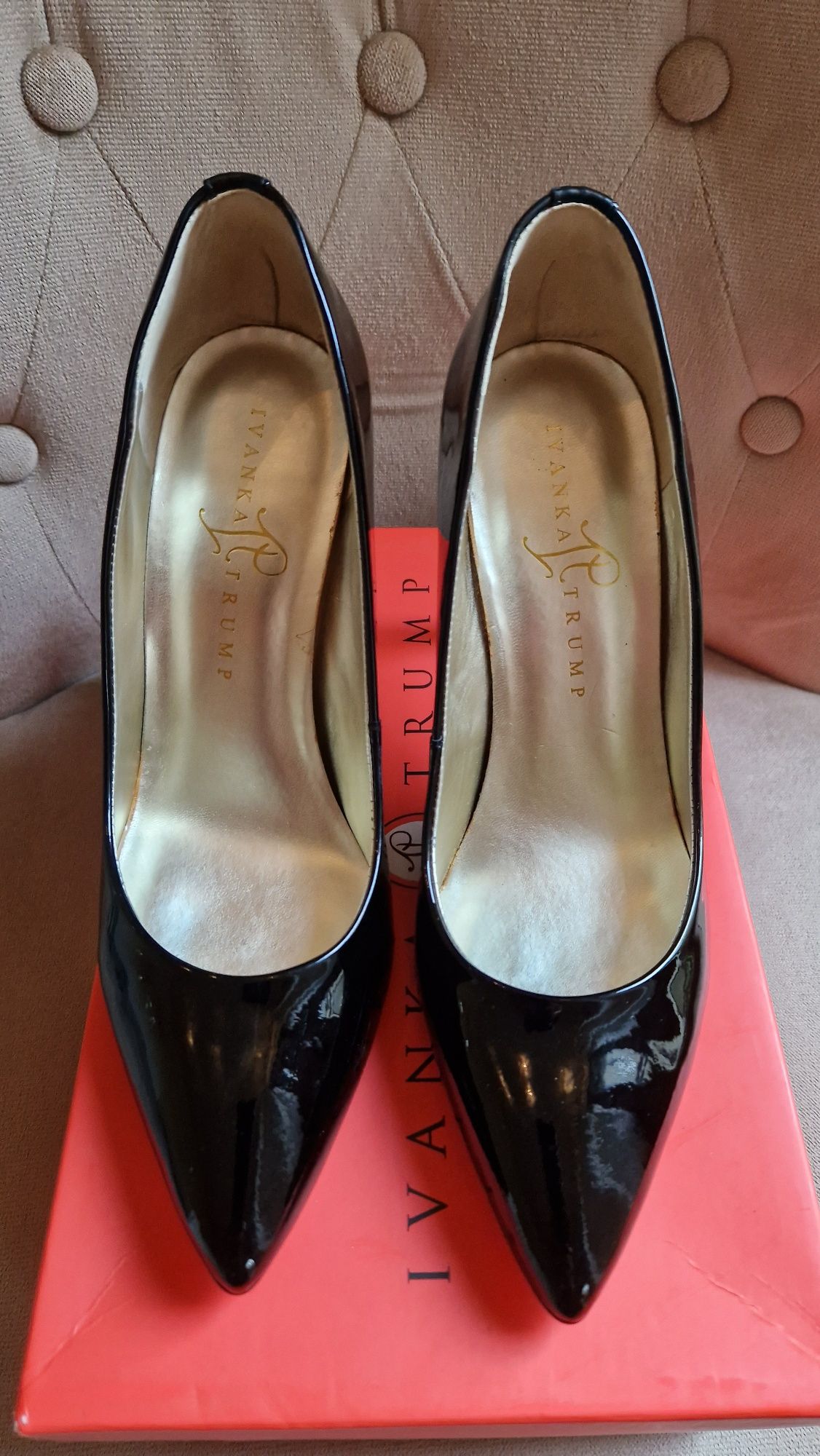 Pantofi Ivanka Trump, marime 39 EU (26,3 cm)