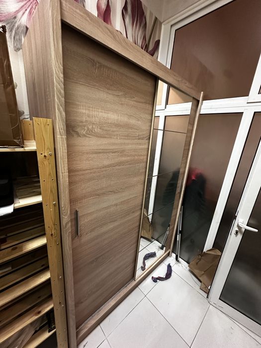 Гардероб Jysk с плъзгащи врати и огледало – 200 лв.