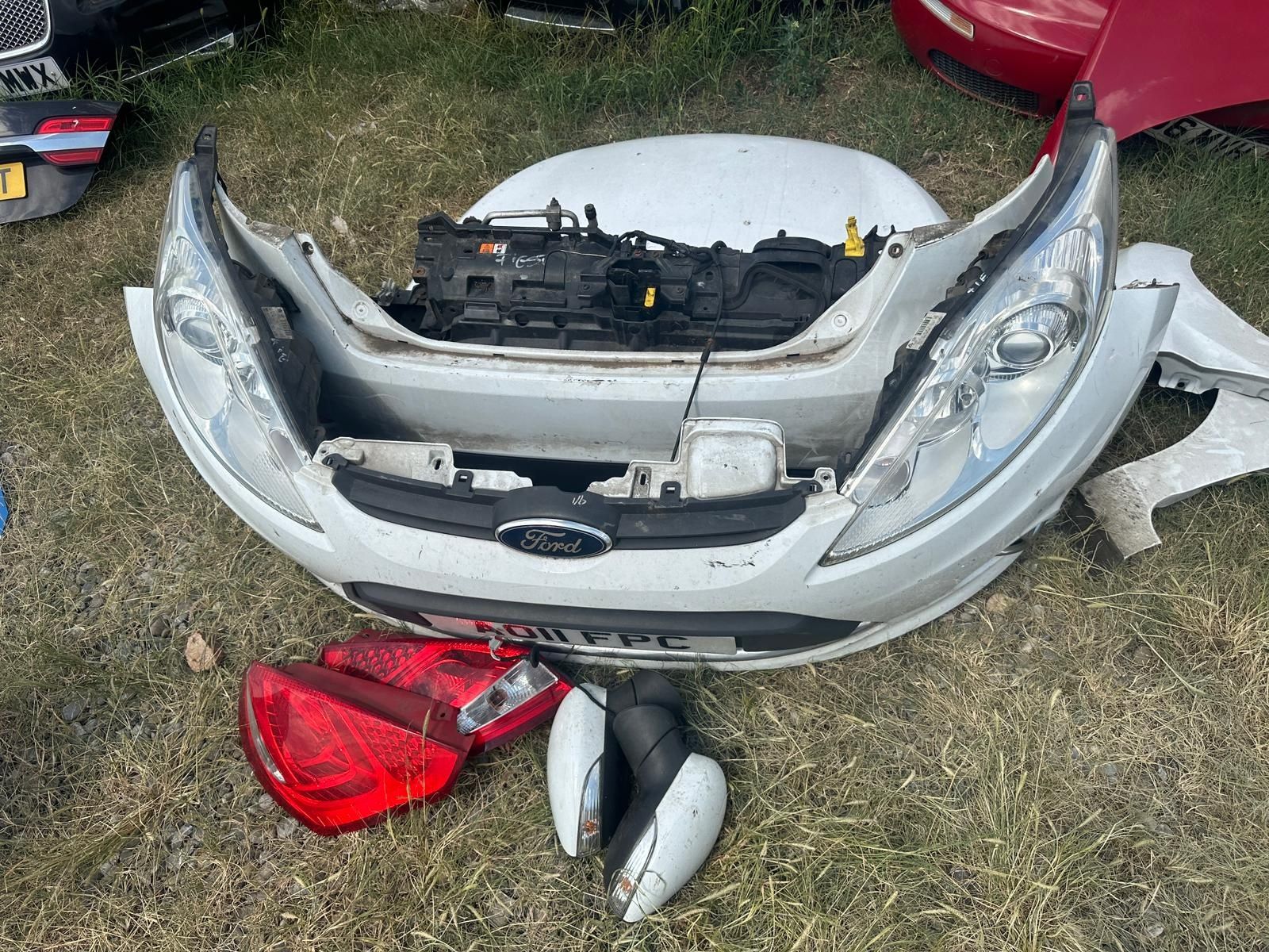 Bara fata bara spate aripa capota far trager radiatoare Ford Fiesta