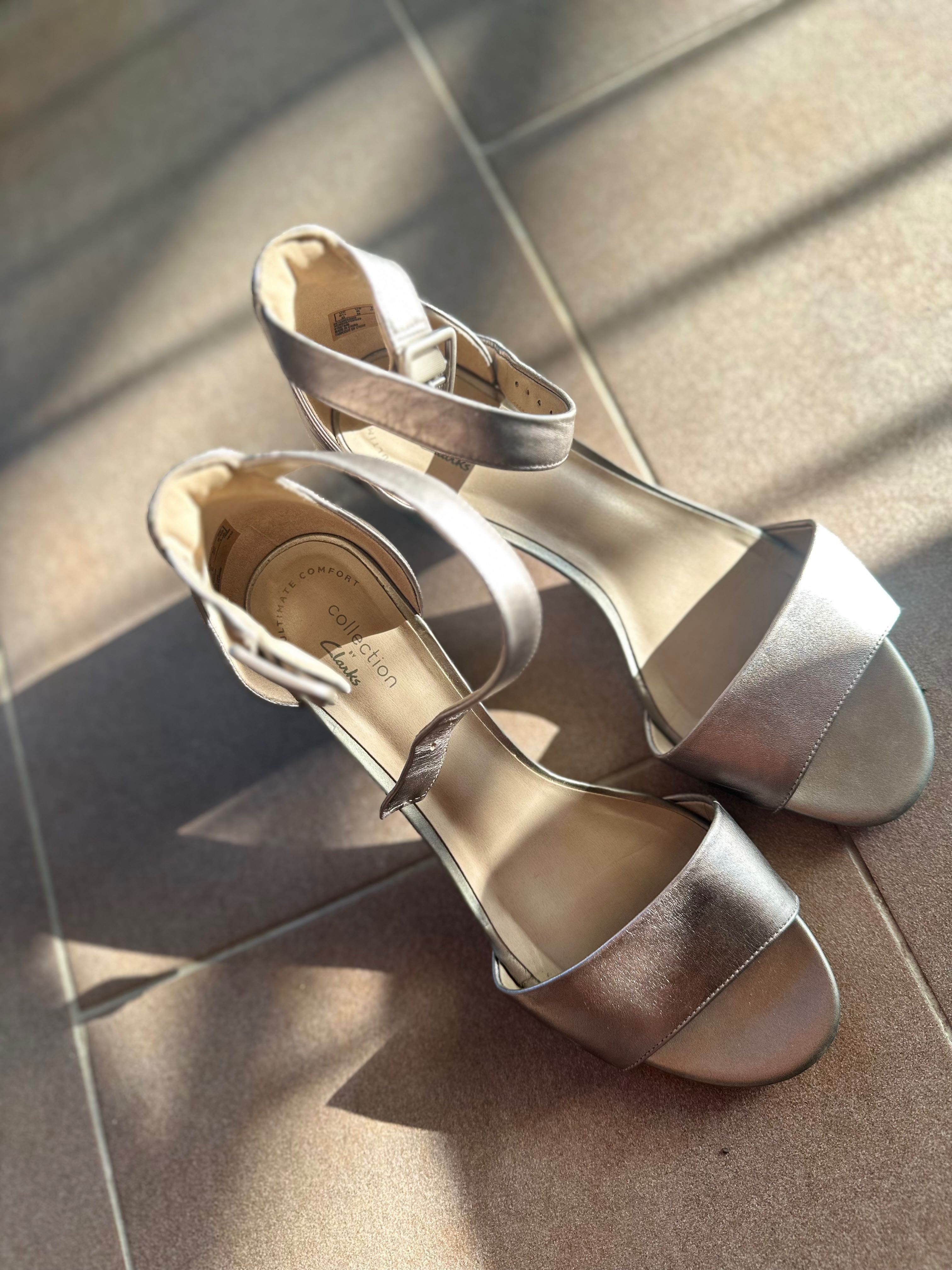 Clarks сандали на висок ток в златист цвят