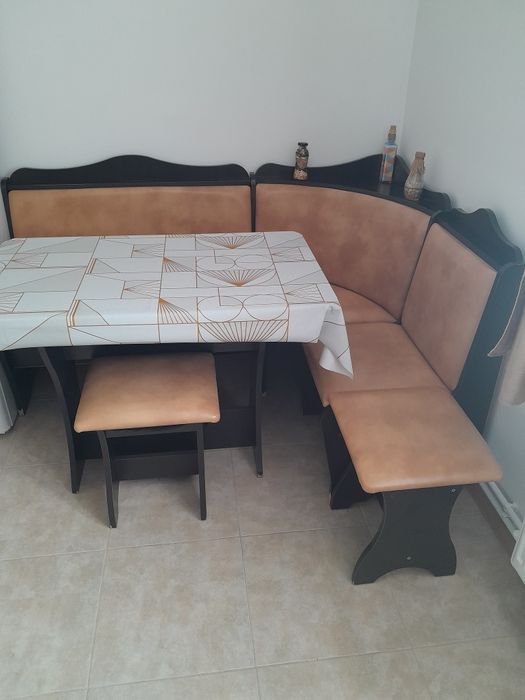 Coltar bucatarie, cu masa și tabureti