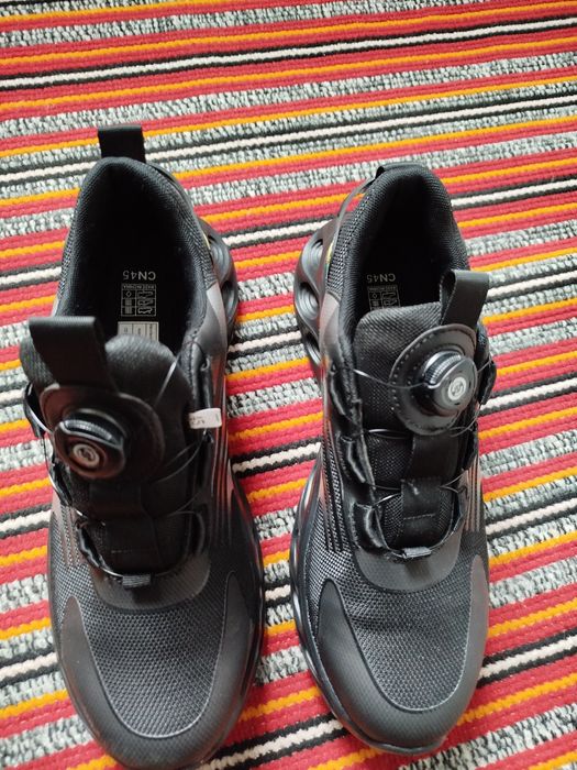 Adidasi bombeu muncă