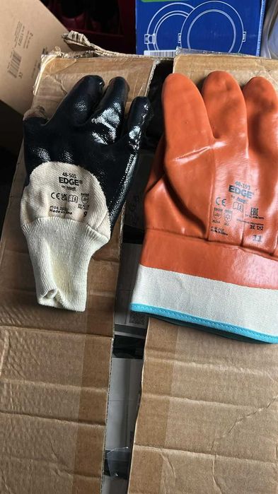 Vand manusi si salopete pentru munca