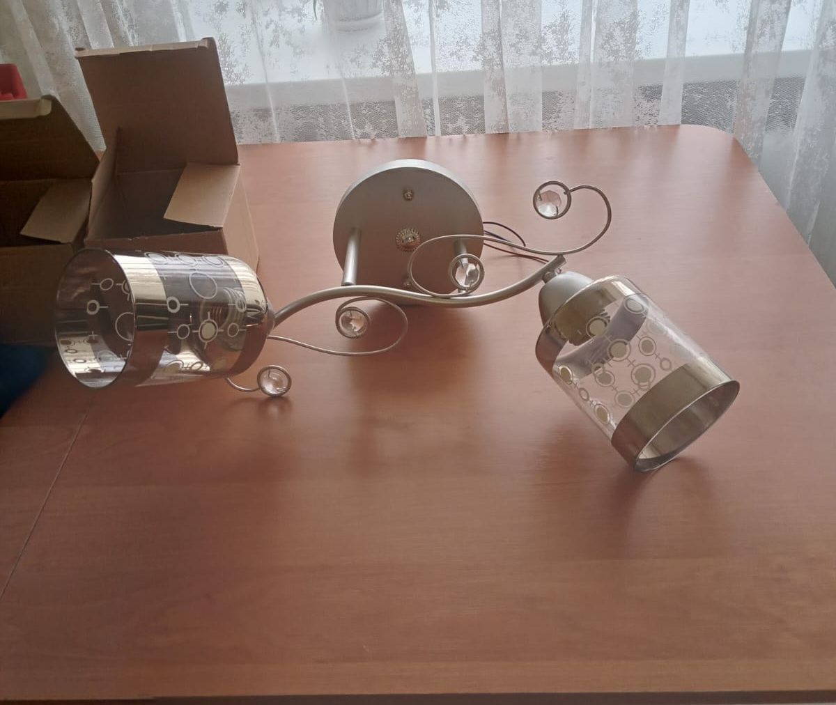 Продам новую люстру 2 рожка