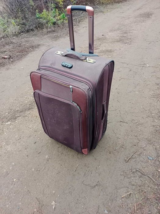 Продам чемодан, достойный путешественника с характером