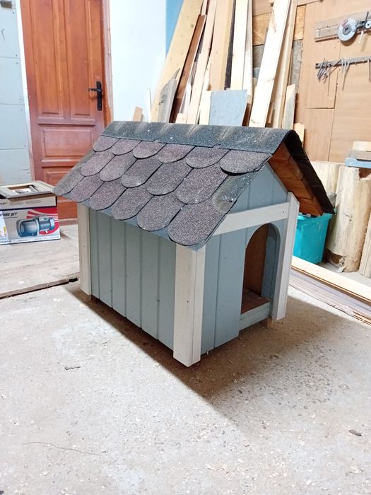 Căsuța pentru câine din lemn.