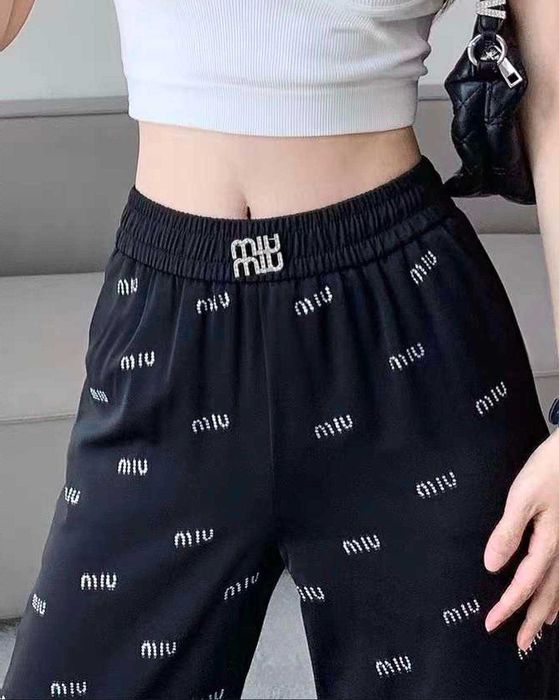 Черен сатенен панталон Miu Miu