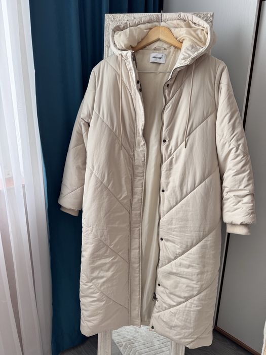 Дамско дълго бежаво яке