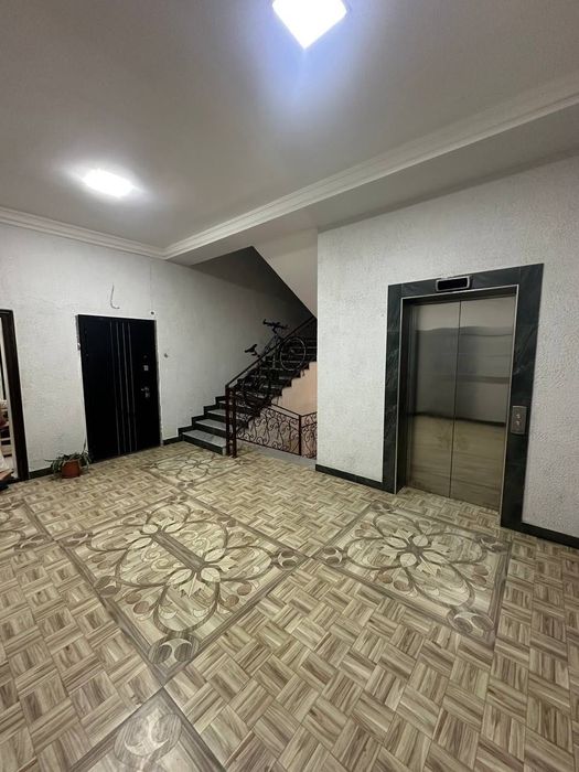 Продается 3х-комнатная квартира в новостройке на Паркентском 1й этаж