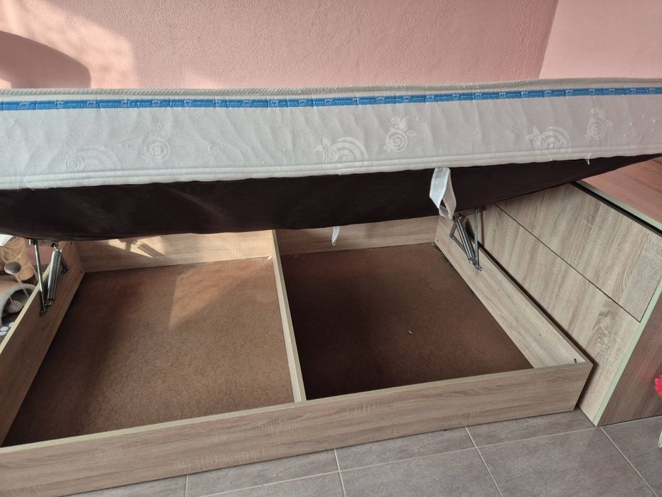 Спалня с матрак, ракла и подматрачни механизъм и място за съхранение