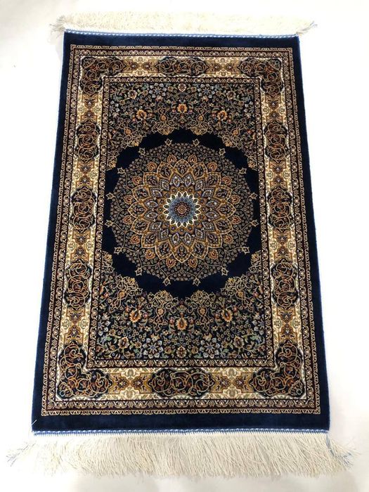 Ипак гиламлар сотилади