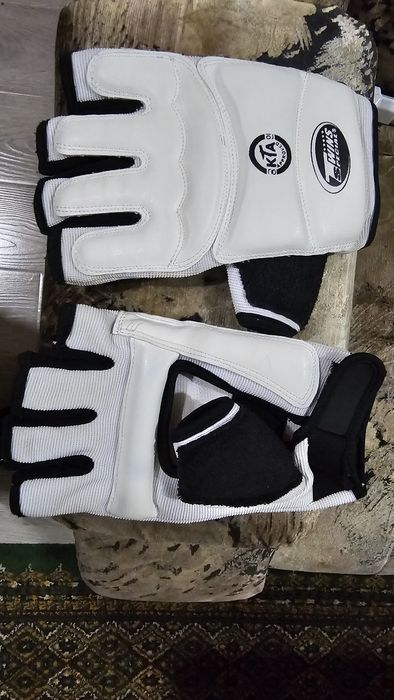 Перчатки для теквандо, тхеквандо  для возраста  14+ состояние отличное