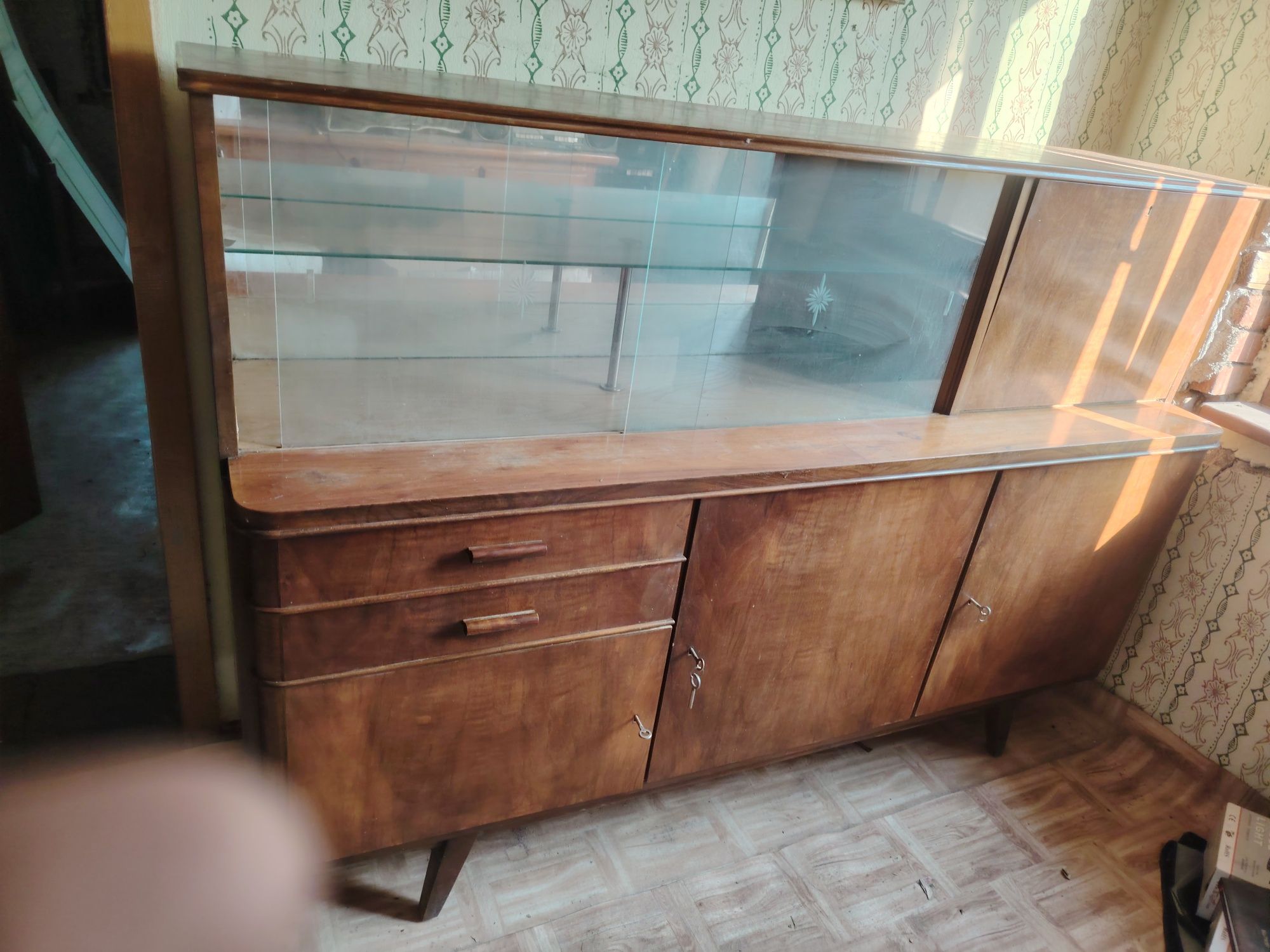 Продавам старинен бюфет