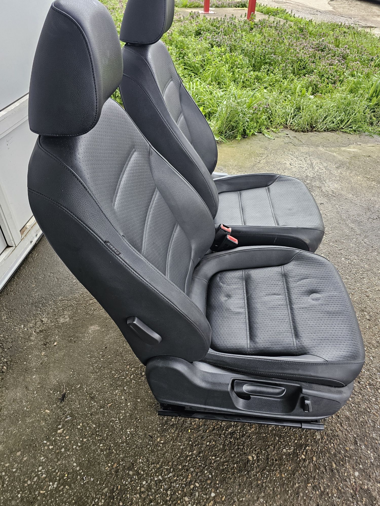 Tapiterie piele , scaune fata încălzite  , bancheta   vw Jetta 2013