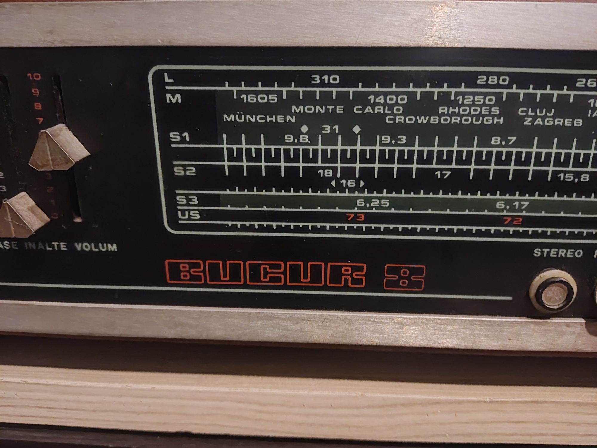 Vând pikup și radio vechi marca Bucur