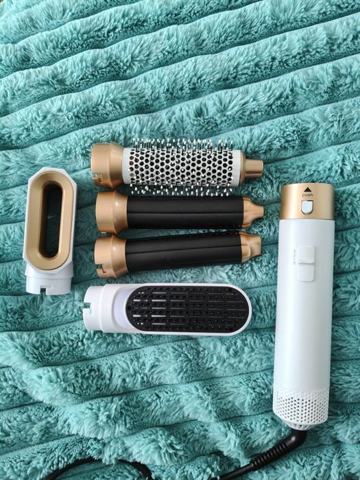 Uscător de păr cu 5 accesorii