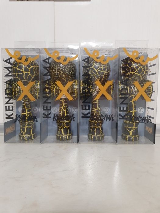 Kendama X neagra cu crapaturi galbene