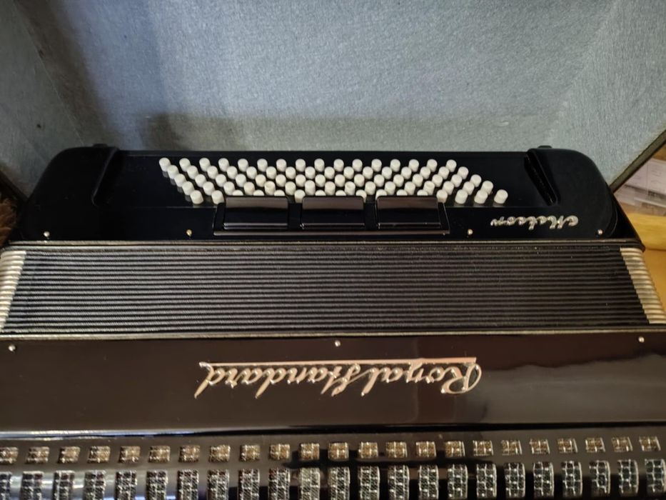 Акордеон Роял Стандарт с куфар . Отлично състояние!