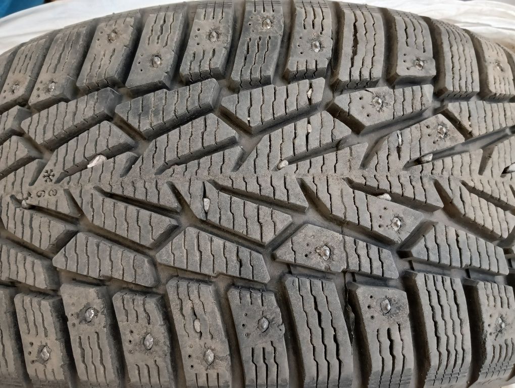 Продам комплект зимних шипованных шин Nokian Nordman7 (225/45 R17 94Т)