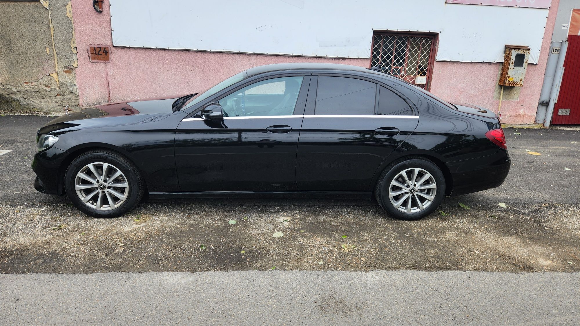 Vând Mercedes E200