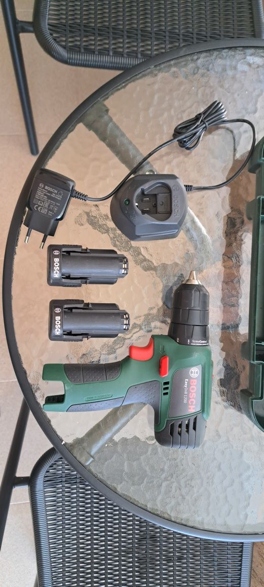 Винтоверт Bosch с 2бр. батерии, зарядно и куфър