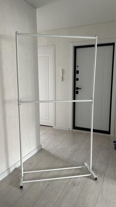 Продам вешалку напольную