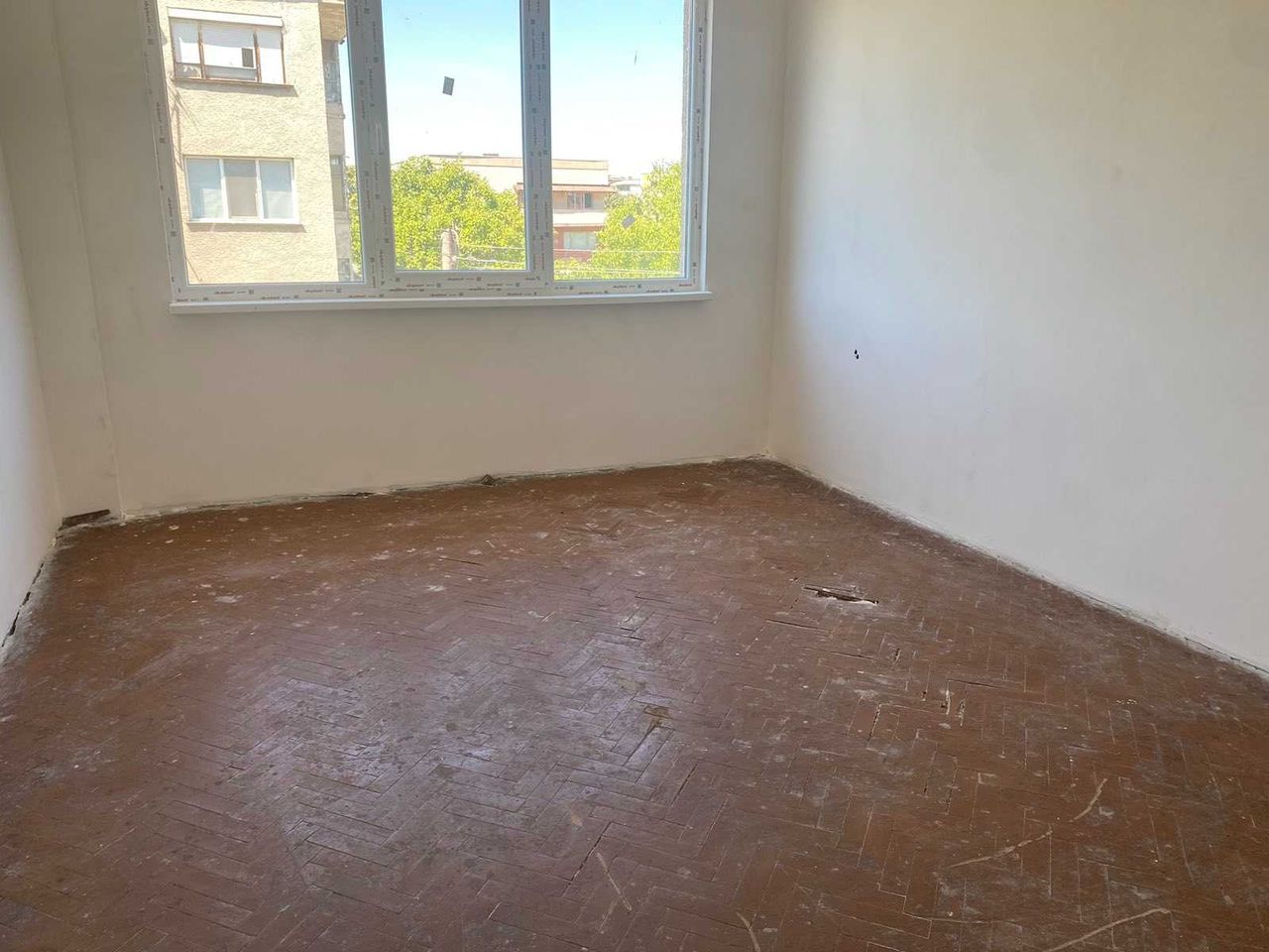 Продава се Тристаен апартамент в Карлово - 86 кв.м за 884 €/кв.м - Снимка #2