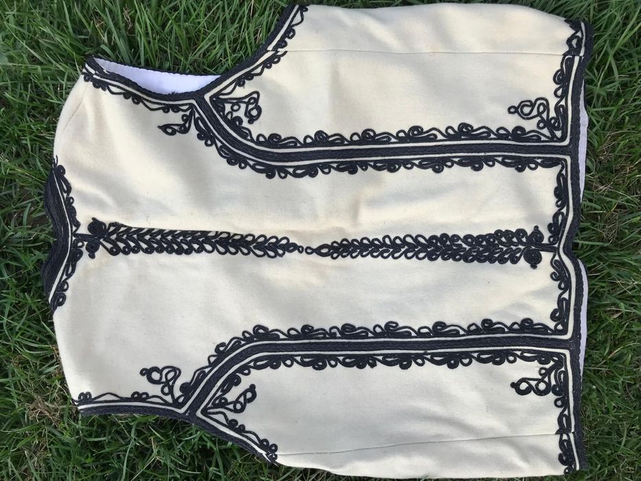 Costum traditional vechi lucrat manual in stare buna