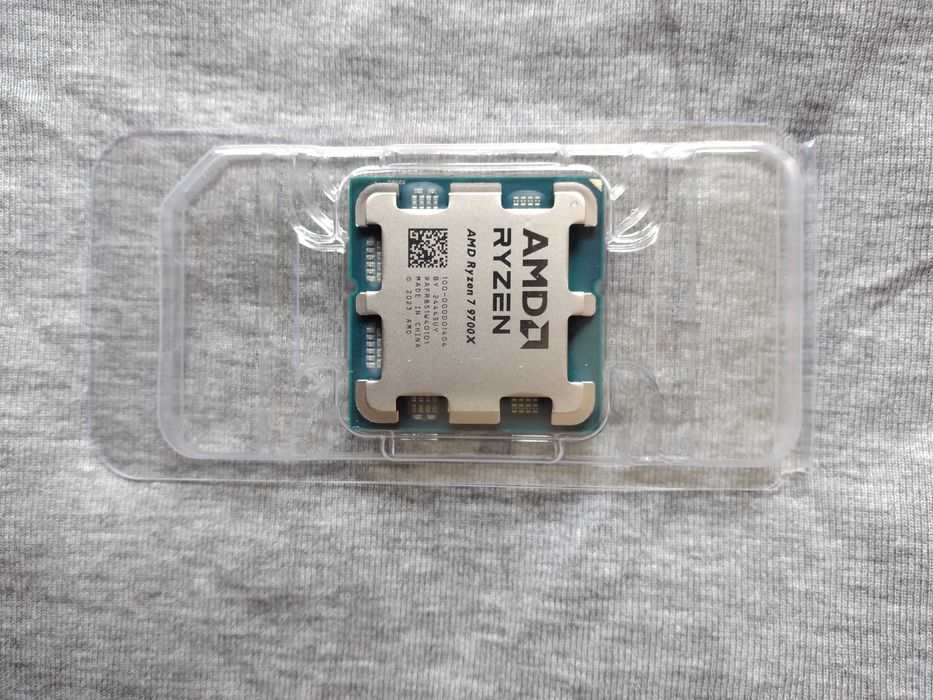 Продавам чисто нов процесор AMD Ryzen 7-9700X