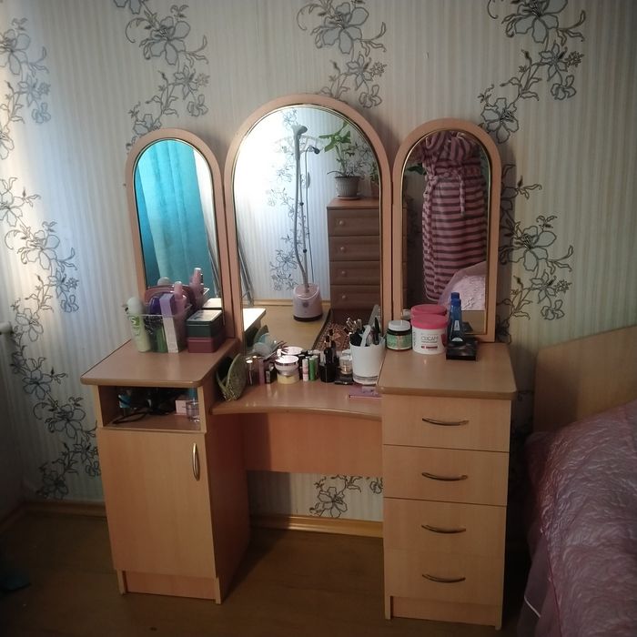 Продам дамские столик