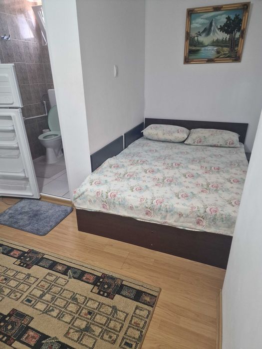 Închiriez garsoniera!