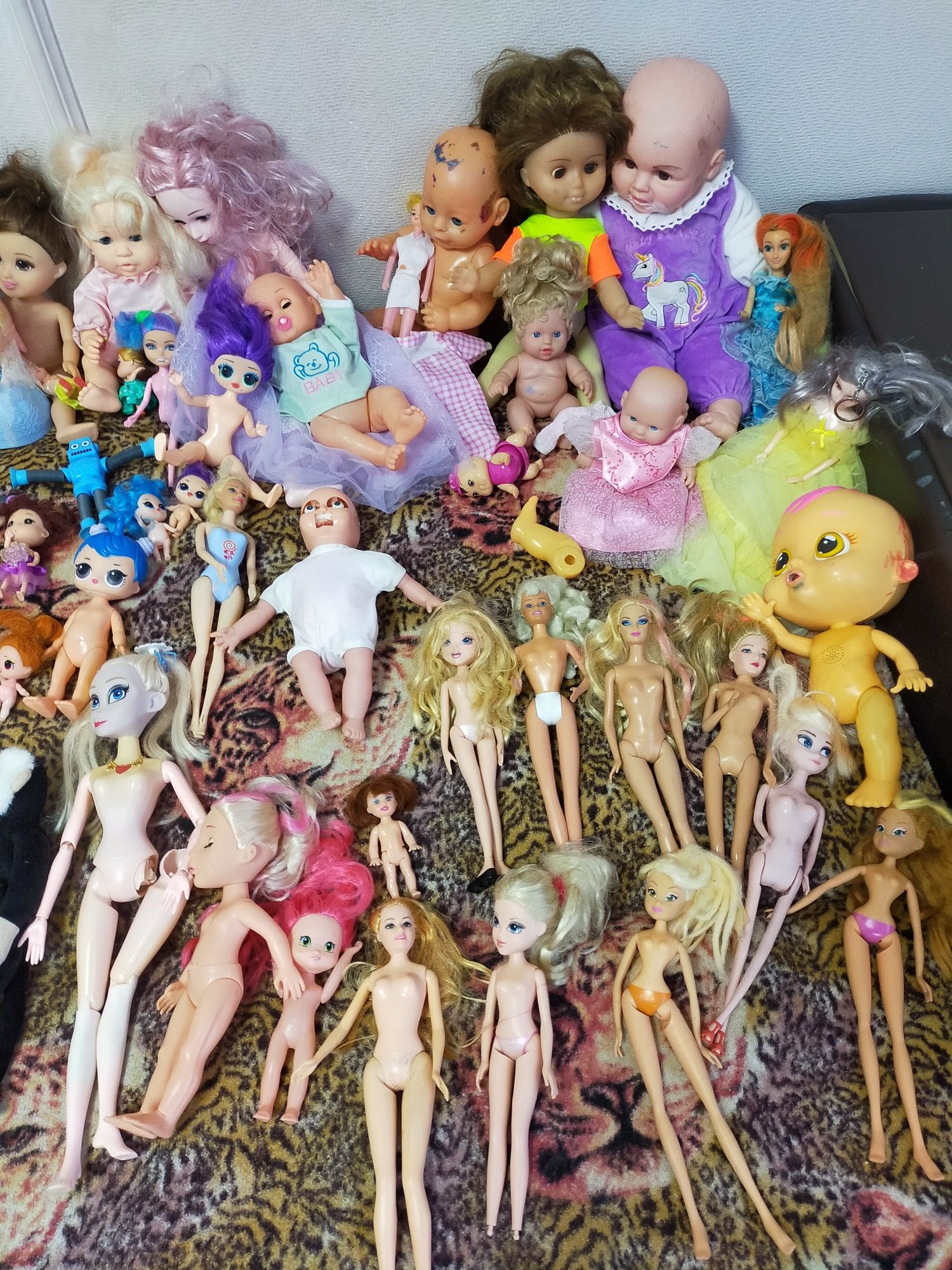 Срочно много разных кукол.