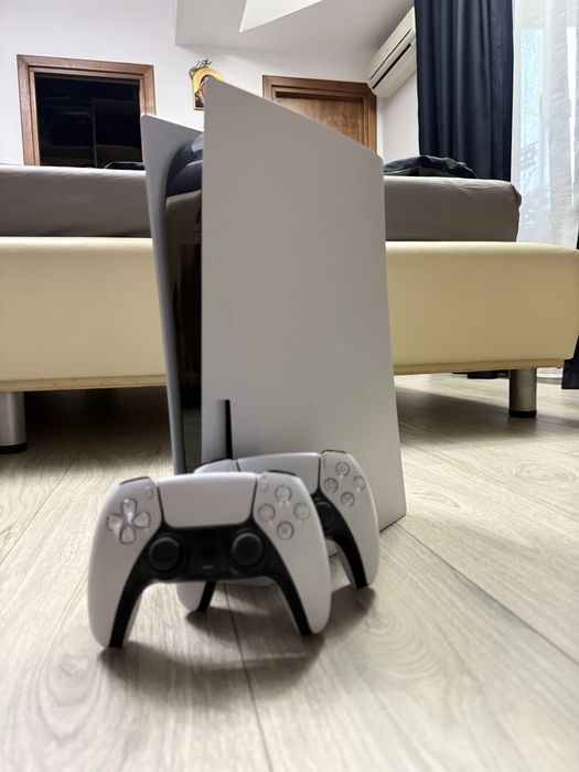 PS5 (disc) plus 2 controller, cablu HDMI lung si 4 jocuri